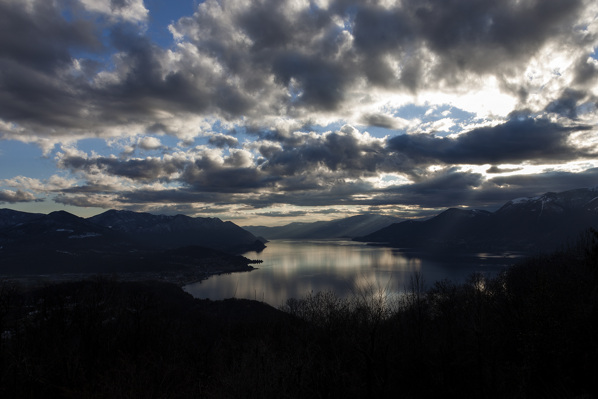 Studio Vidé - Dr. Agr. Francesco Vidé, dottore agronomo, libero professionista, Desio, Monza e Brianza, Lombardia - Formazione, immagine con paesaggi di lago, montagne e nuvole